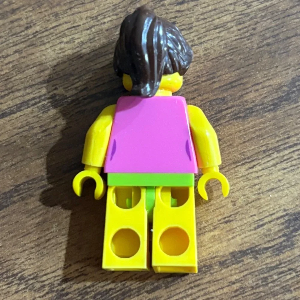 LEGO City Minifigure Pink Shirt Brown Ponytail Yellow Legs Bathing Suit Beach